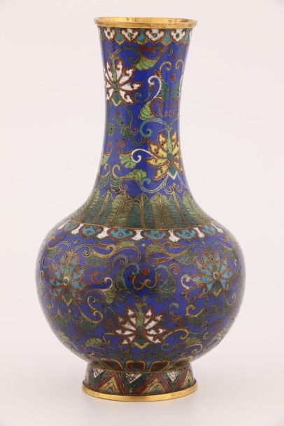 Chine XIXème Siècle - Vase balustre en bronze...