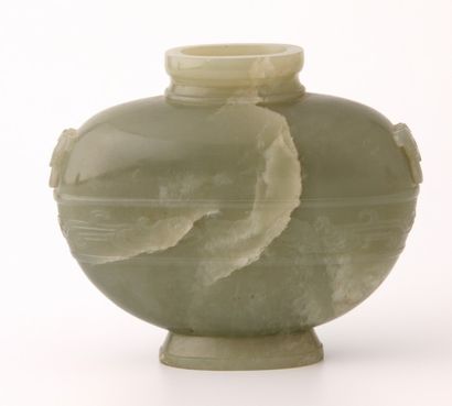 Chine - Grand flacon uniplat en jade céladon...