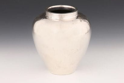 VASE OVOIDE MODERNE  en argent 835 à décor...
