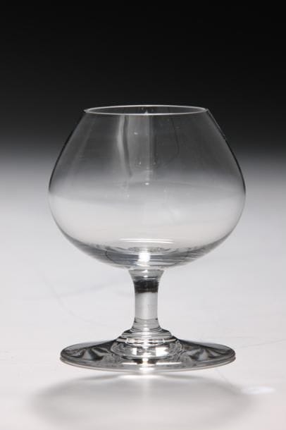 BACCARAT - SUITE DE 12 VERRES A COGNAC en...