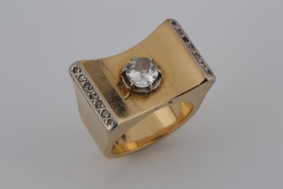 BAGUE TANK VERS 1950 en or rose orné d'un...