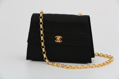 CHANEL PARIS -  SAC TRAPEZE 21 cm en soie...