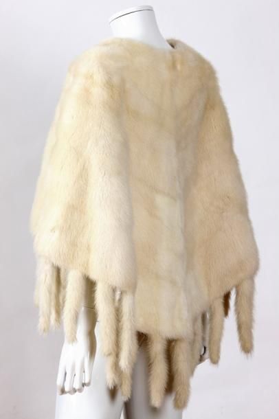 PETITE CAPE ZIPPEE VERS 1970 en vison blanc
Incomplète...
