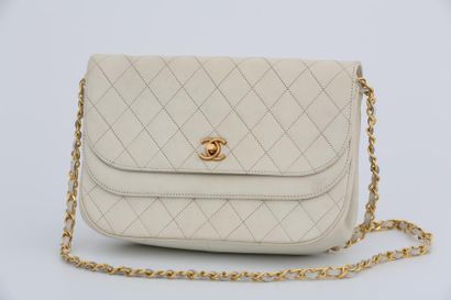 CHANEL PARIS - SAC 24 cm en cuir blanc matelassé...