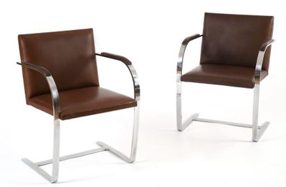 109 - Mies Van Der ROHE 

Paire de fauteuils...