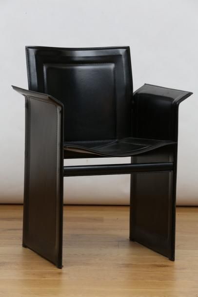 Suite de cinq fauteuils

Gainés de cuir

Travail...