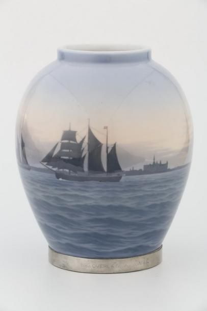ROYAL COPENHAGUE 

Vase balustre 

Porcelaine...