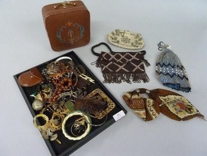 COFFRET A BIJOUX Vers 1900

en forme de valise...