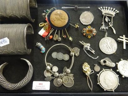 LOT DE PETITS BIJOUX ET MEDAILLES RELIGIEUSES...