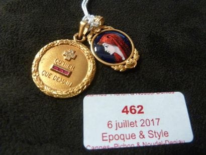 LOT DE DEUX MEDAILLES D'AMOUR 

du Milieu...