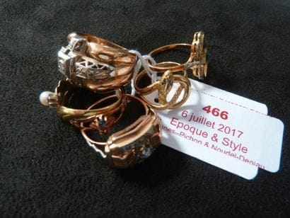 LOT DE SIX PETITES BAGUES 

du Début du XXème...