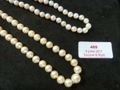 LOT DE DEUX COLLIERS de perles de culture,...