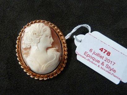 BROCHE PENDENTIF médaillon camée coquille...