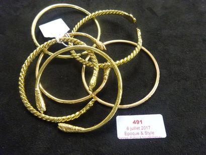 LOT DE TROIS PAIRES DE BRACELETS TORQUES...