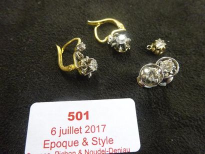 LOT D'UNE PAIRE DE CLOUS D'OREILLES, de BOUCLES...