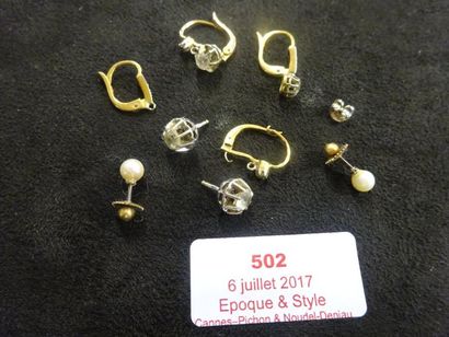 LOT DE TROIS PAIRES DE BOUCLES D'OREILLES...