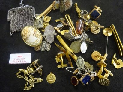 LOT DE BIJOUX FANTAISIES et d'UN PORTE MONNAIE...