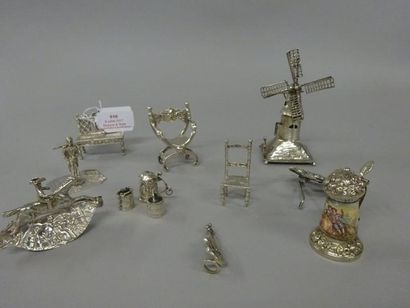 LOT D'OBJETS MINIATURES 

argent étranger...