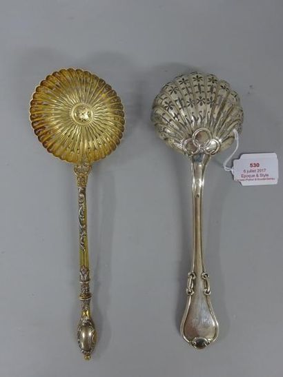 LOT DE DEUX CUILLERES A SAUPOUDRER LE SUCRE

1...