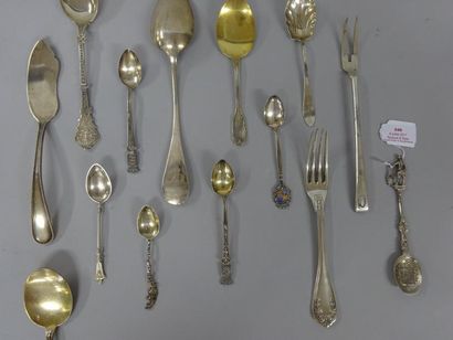 LOT DE DIVERS COUVERTS DE TABLE 

Argent...