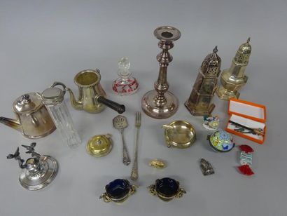 LOT DE METAL ARGENTE, BIBELOTS ET OBJETS...