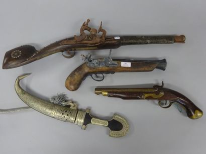 LOT D'ARMES DECORATIVES d'Epoque XIXème et...