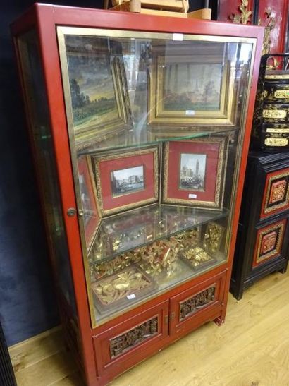 CHINE XXème Siècle 

VITRINE en bois laqué...