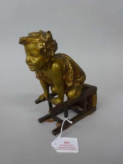 STATUETTE d'Enfant jouant sur un tabouret...