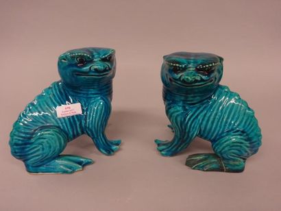 PAIRE DE STATUETTES représentant des chiens...