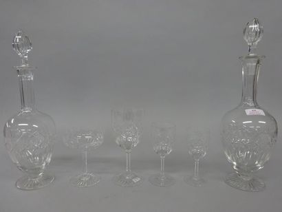 PARTIE DE SERVICE DE VERRES en cristal taillé...