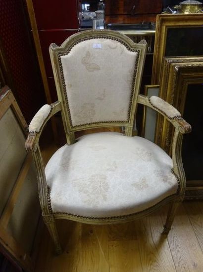 FAUTEUIL A DOSSIER CABRIOLET EN CHAPEAU

Fin...