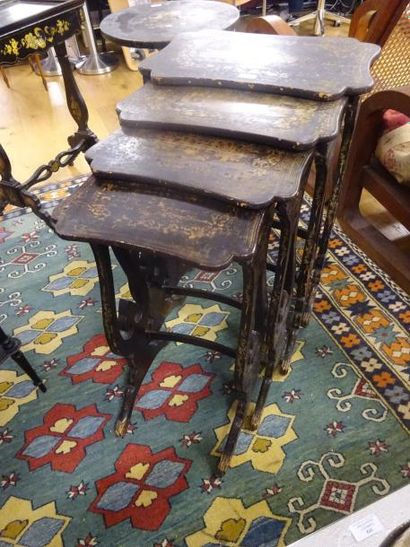SUITE DE 4 TABLES GIGOGNES Vers 1860-1880...