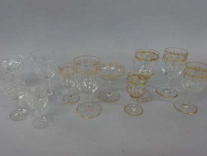 LOT DE VERRES EN CRISTAL TAILLES OU GRAVES,...