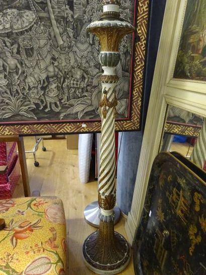 LAMPADAIRE Néo-classique Début XXème Siècle

Bois...