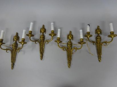 SUITE DE 4 APPLIQUES à deux lumières de Style...