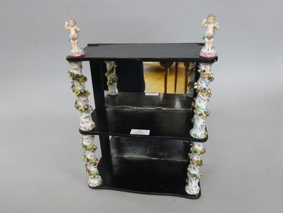 SAXE Vers 1900 - PETITE ETAGÈRE D'APPLIQUE...