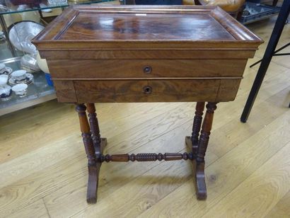 TABLE À OUVRAGE D'EPOQUE LOUIS-PHILIPPE

Placage...