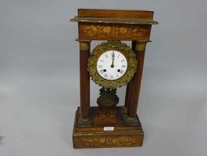PENDULE PORTIQUE D'EPOQUE LOUIS-PHILIPPE

Placage...