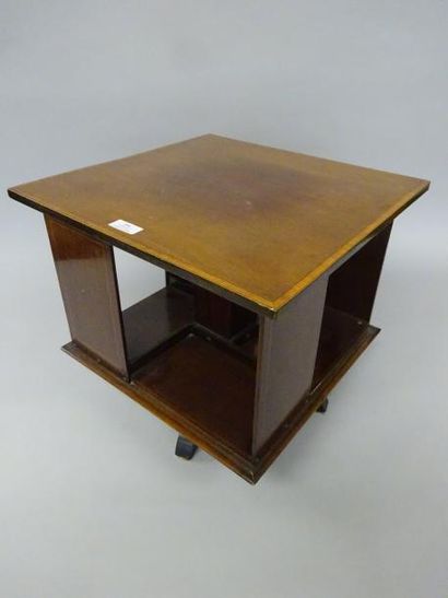 BIBLIOTHEQUE DE TABLE TOURNANTE

Angleterre...