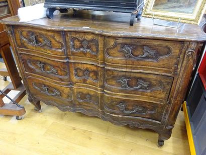 COMMODE ARBALÈTE à côtés galbés à trois tiroirs...
