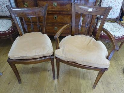 SUITE DE 6 FAUTEUILS et de 2 CHAISES de Style...