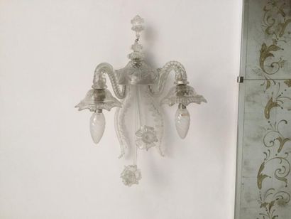 PAIRE D'APPLIQUES à deux lumières en verre...