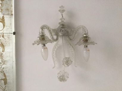 PAIRE D'APPLIQUES à deux lumières en verre...
