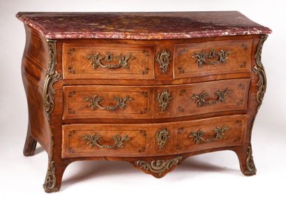 COMMODE TOMBEAU d'Epoque Louis XV

Placage...