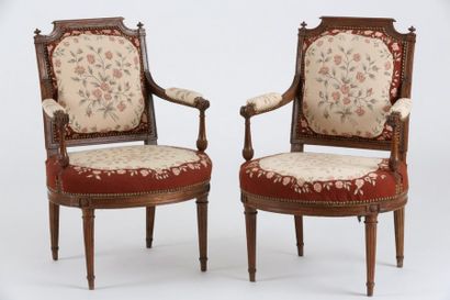 PAIRE DE FAUTEUILS À DOSSIER PLAT À CHAPEAU...