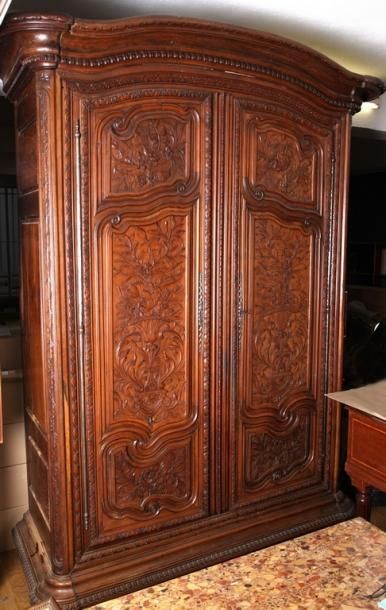 TRES IMPORTANTE ARMOIRE du XVIIIème Siècle

Noyer...