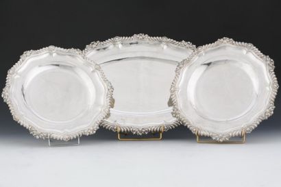 PAIRE DE PLATS RONDS ET PLAT OVALE EN ARGENT...