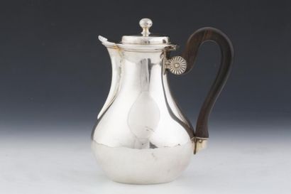 CAFETIÈRE EN ARGENT d'Epoque Restauration

De...