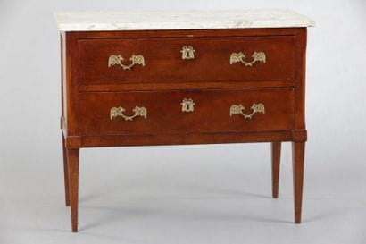 PETITE COMMODE Vers 1800

Acajou

Deux tiroirs

Dessus...