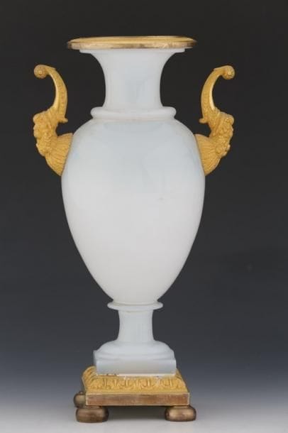 VASE BALUSTRE d'Epoque Restauration en opaline...